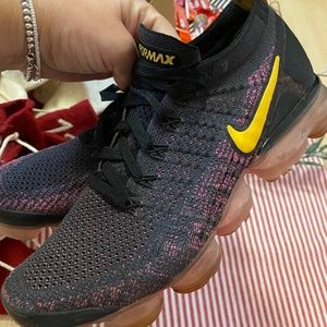 Women’s Size 8.5 Nike vapour max knit